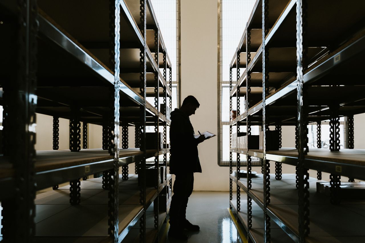 Opérateur logistique vérifiant un dossier de transit